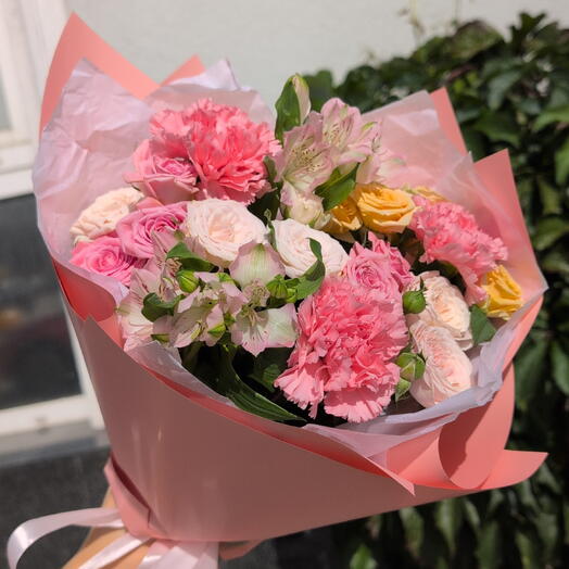 Букет из диантусов, альстромерий, микса кустовых роз 🌸