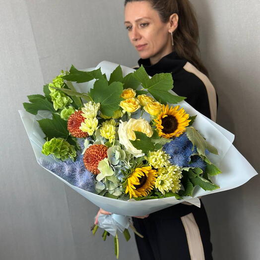Букет с подсолнухами гортензией и с георгинами
