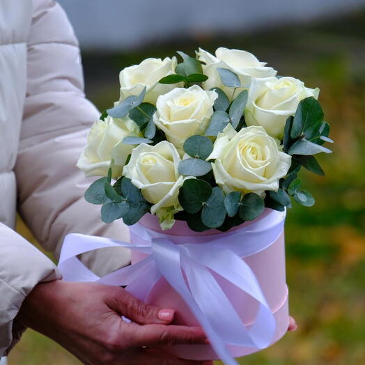 Композиция из 7 белых роз в коробке "Белль"