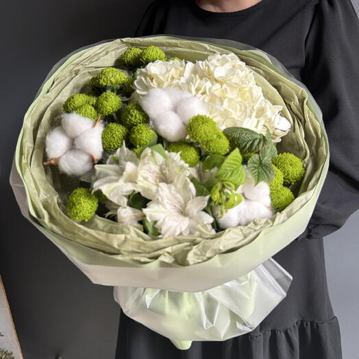 Букет в бело-зеленой гамме с гортензией, кустовой хризантемой и хлопком