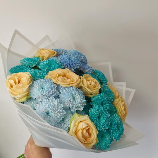Букет из кремовых роз и хризантемы