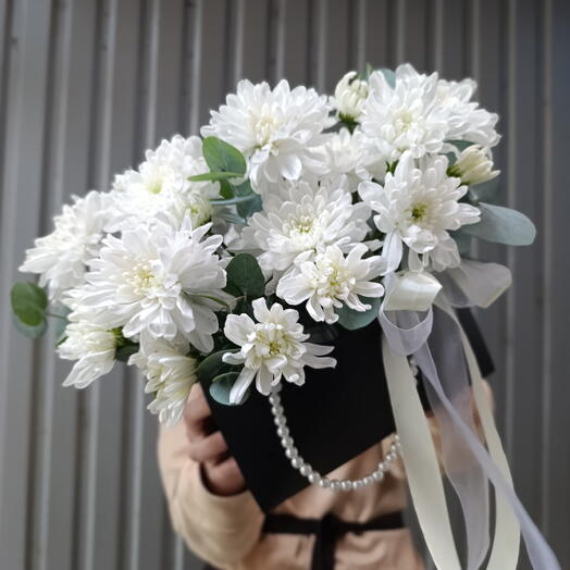 Стильная композиция хризантем с эвкалиптом 🌿