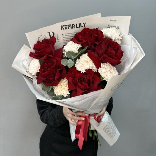 Ажурные красные розы с диантусами