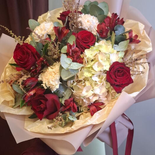 Букет с розами и гортензией (05878)