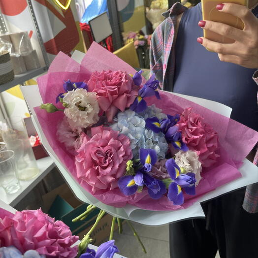 Букет с ирисами и розами 🌸