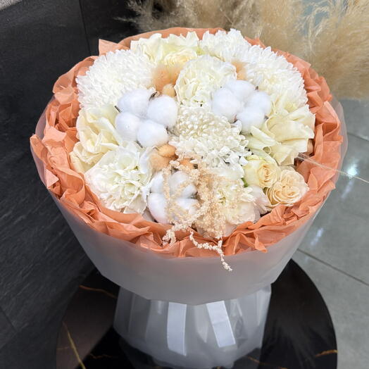 Сборный букет из французских роз, хлопка, белых хризантем и кустовой розы в фирменной упаковке