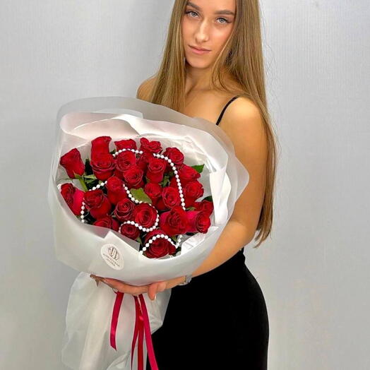 Монобукет из 25 красных Кенийский роз "Родос" с декоративной жемчужной нитью