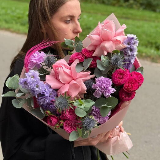 Букет с розами, диантусами и дельфиниумами