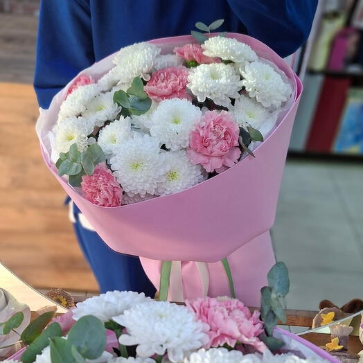Букет «Для Неё» (хризантема, диантусы и эвкалипт)