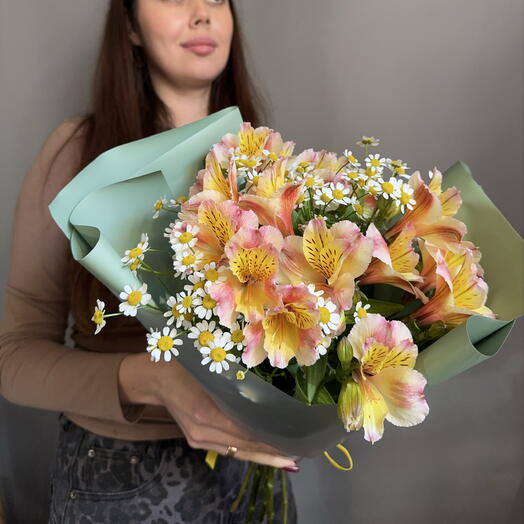 Альстромерия и ромашки