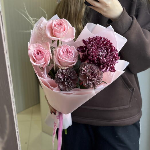 Букет с хризантемой бигуди и пионовидными розами 🌸