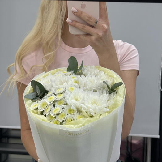 Нежный букет из кустовой хризантемы с эвкалиптом