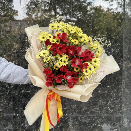 Яркий букет с альстромериями и гипсофилой