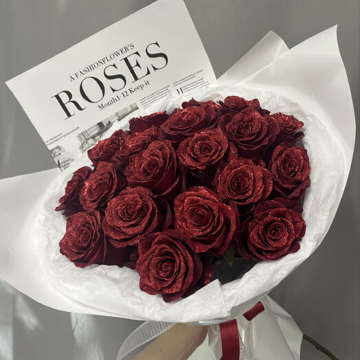 Букет из 19 красных роз с блестками в оформлении «Roses»