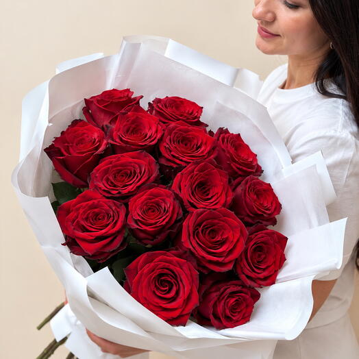 🌹 15 красных роз Эквадор в белой упаковке