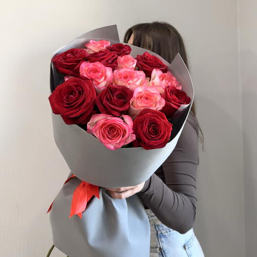 Монобукет из 15 красных и розовых роз