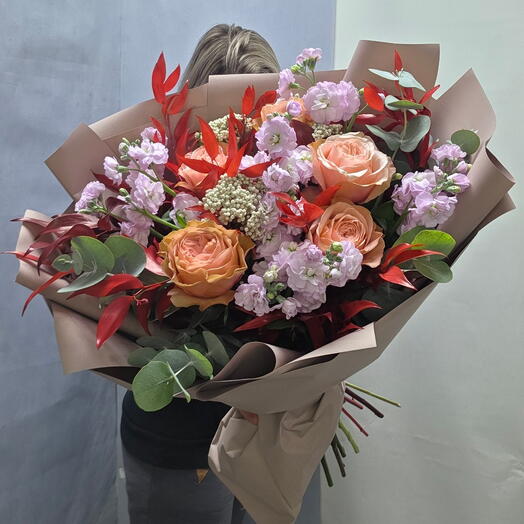 Букет из листьев рускуса,  кустовой маттиолы,  озатомнуса, роз, эвкалипта