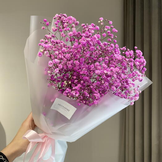Яркий букет из гипсофилы в матовой упаковке
