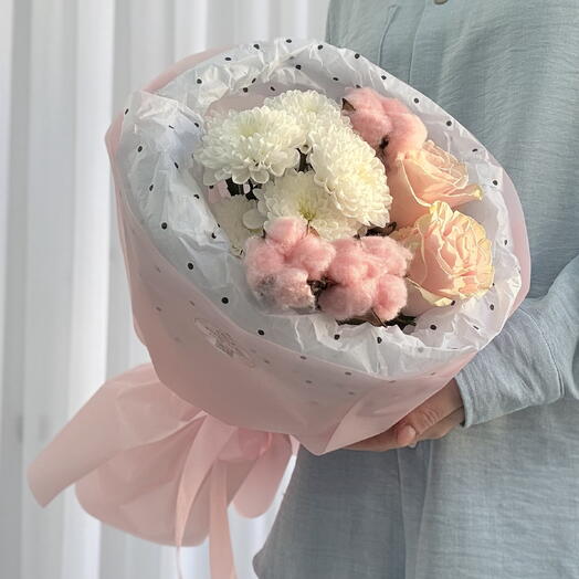 «Нежные розы, белые хризантемы и розовый хлопок» 🌸🤍
