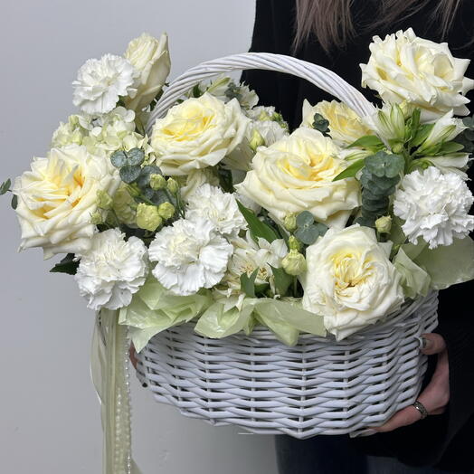 Корзина из белых цветов