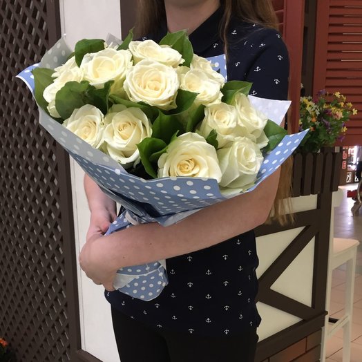 Rosas blancas en artesanía azul