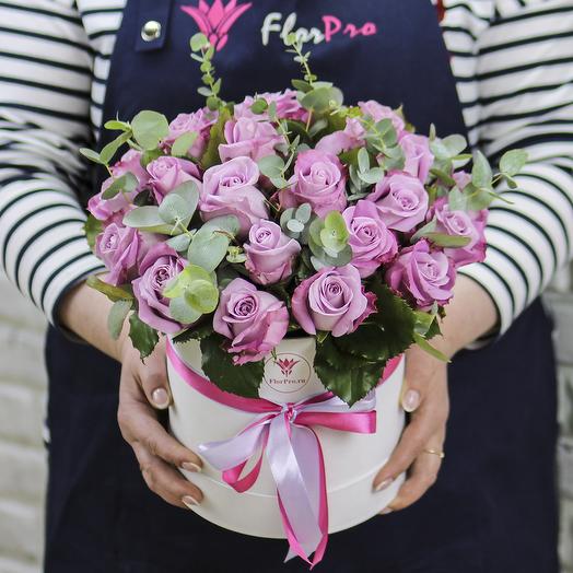 Bouquet of 25 purple roses with eucalyptus in a box