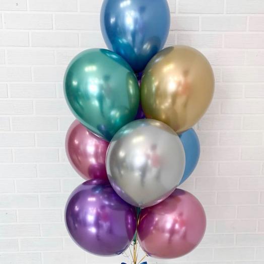 A bunch of chrome balls