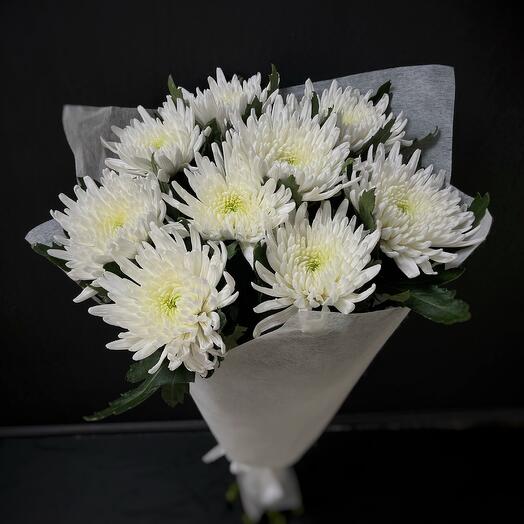Bouquet of 9 white single-headed chrysanthemums in a package (code 8)