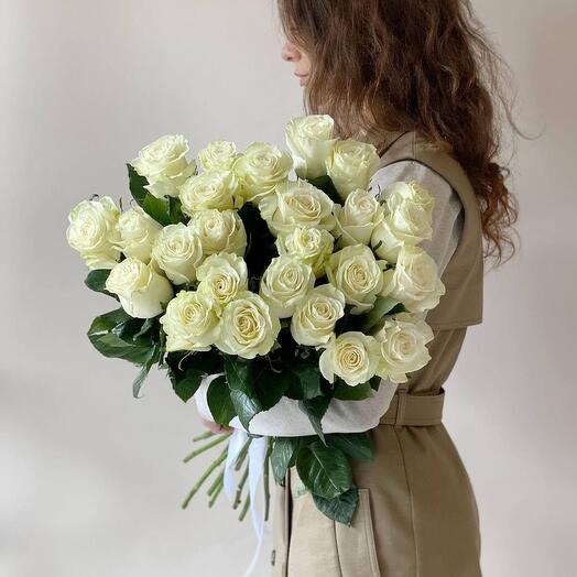 25 белых роз