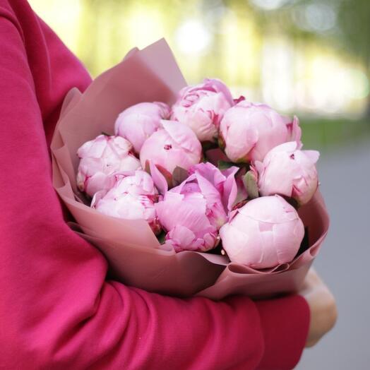 Bouquet of 9 peonies by Sarah Bernard