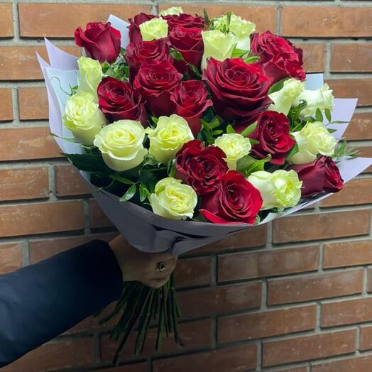 Букет из 35 красных и белых роз
