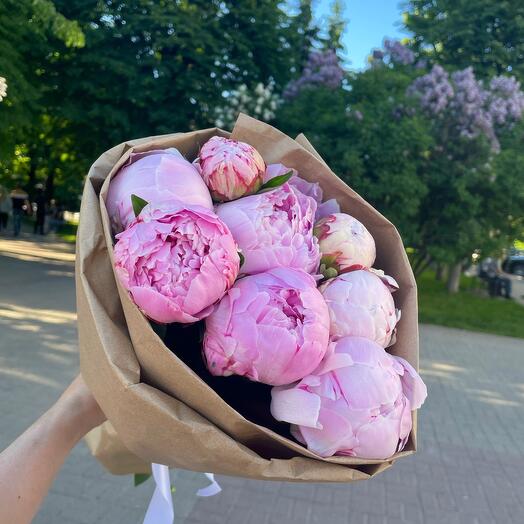 Букет из пионов в крафте