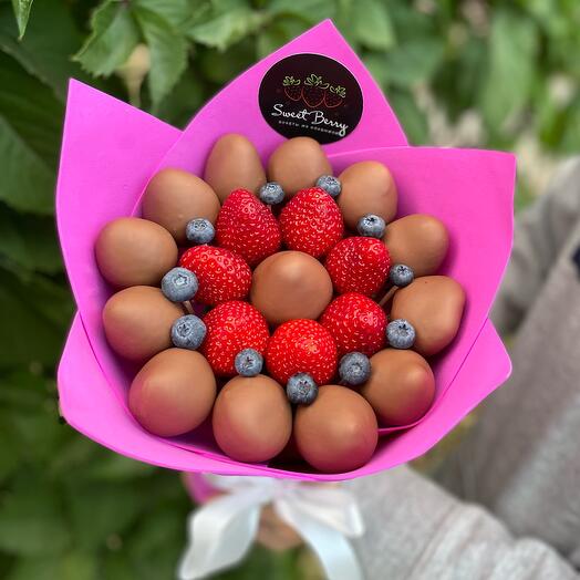 Dulce ramo de fresas cubiertas de chocolate