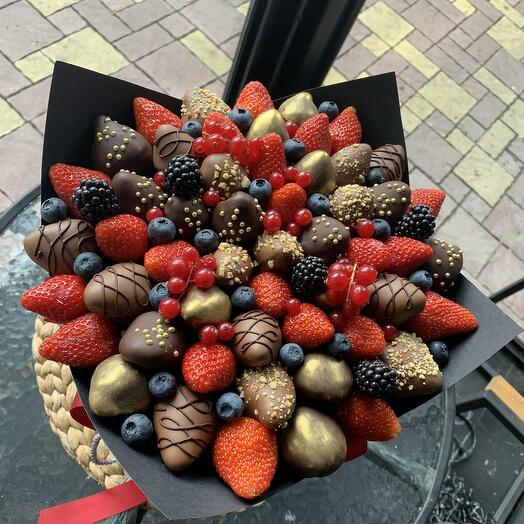 Клубничный букет «Gold» в черном оформлении