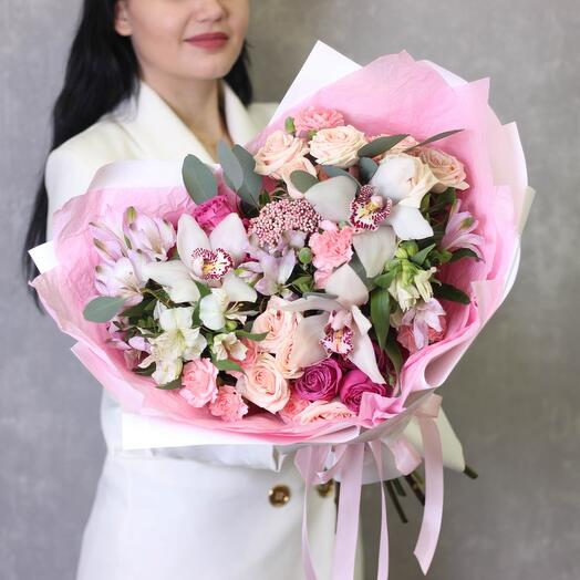 Gran ramo de flores prefabricadas. Orquídea, alstomeria, rosas de peonía arbustiva Prim