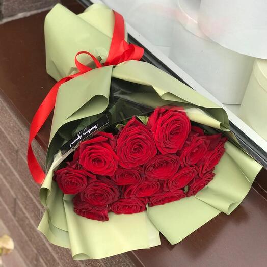 Красные розы в фисташковой упаковке
