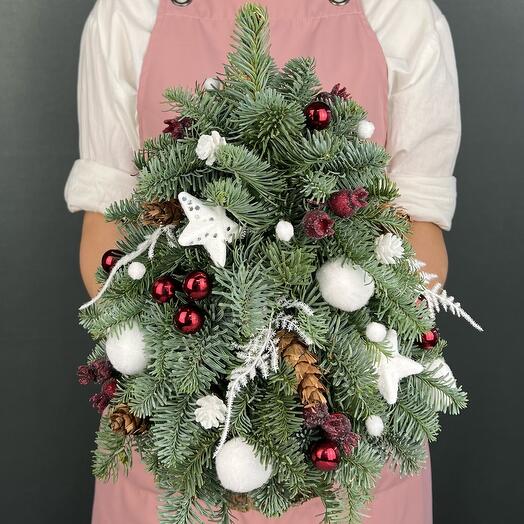 Елка Новогодняя. Ветки Нобилиса (ель), елочные игрушки и красный декор (S)