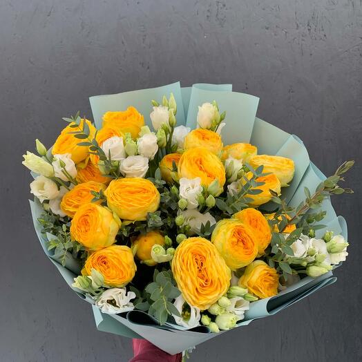 Bouquet of bush rose and eustoma " Lemon caramel»