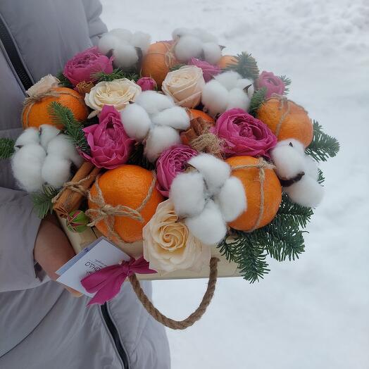 Компощиция в ящике  с мандаринами