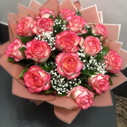 Букет из розовых роз с гипсофилой