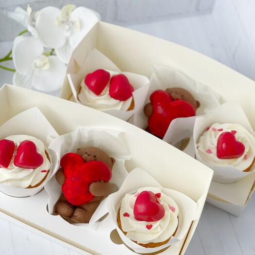 A set of cupcakes with a Bear (2 cupcakes + a figurine)