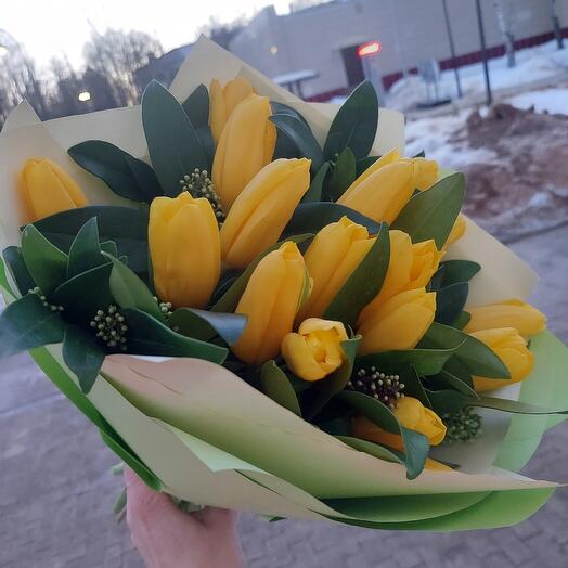 Букет из жёлтых тюльпанов и скимии