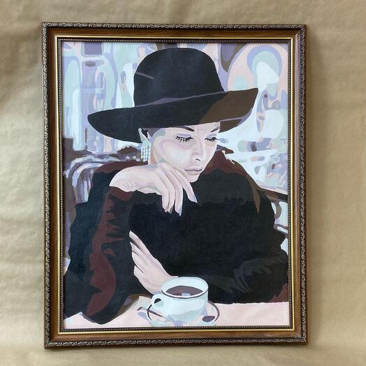 Imagen de una chica con un sombrero en una taza de café