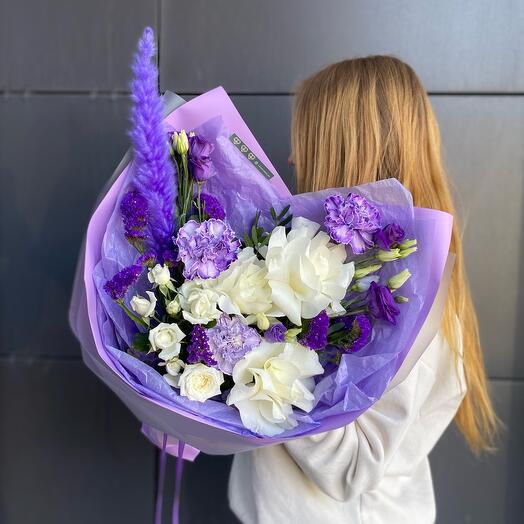 Букет фиолетовый с диантусом , французской розой, лизиантусом, статицей и кустовой белой розой