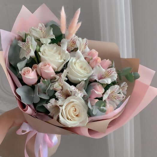 Ramo de rosas y alstroemeria