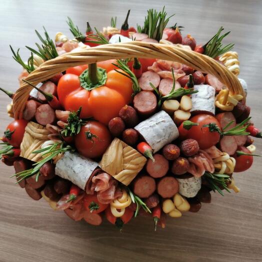 Корзина мясная с овощами