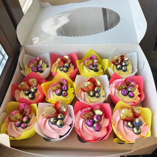 Нежный большой набор капкейков с ягодами