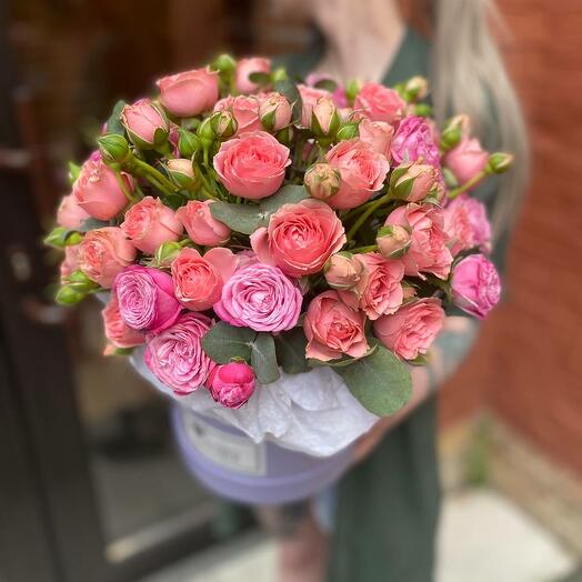 Bouquet of peony roses in a hatbox "Corinthia"