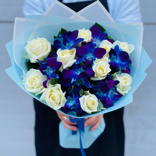 Белые розы. Орхидея. Букет из роз и орхидей