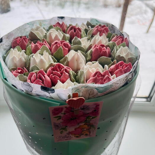 Букет из зефирных тюльпанов 25см